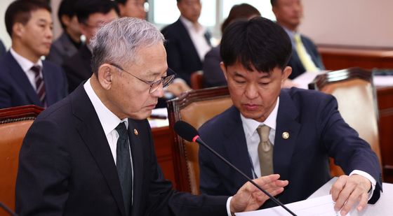 [국감]국정감사 자료 살피는 유인촌 장관