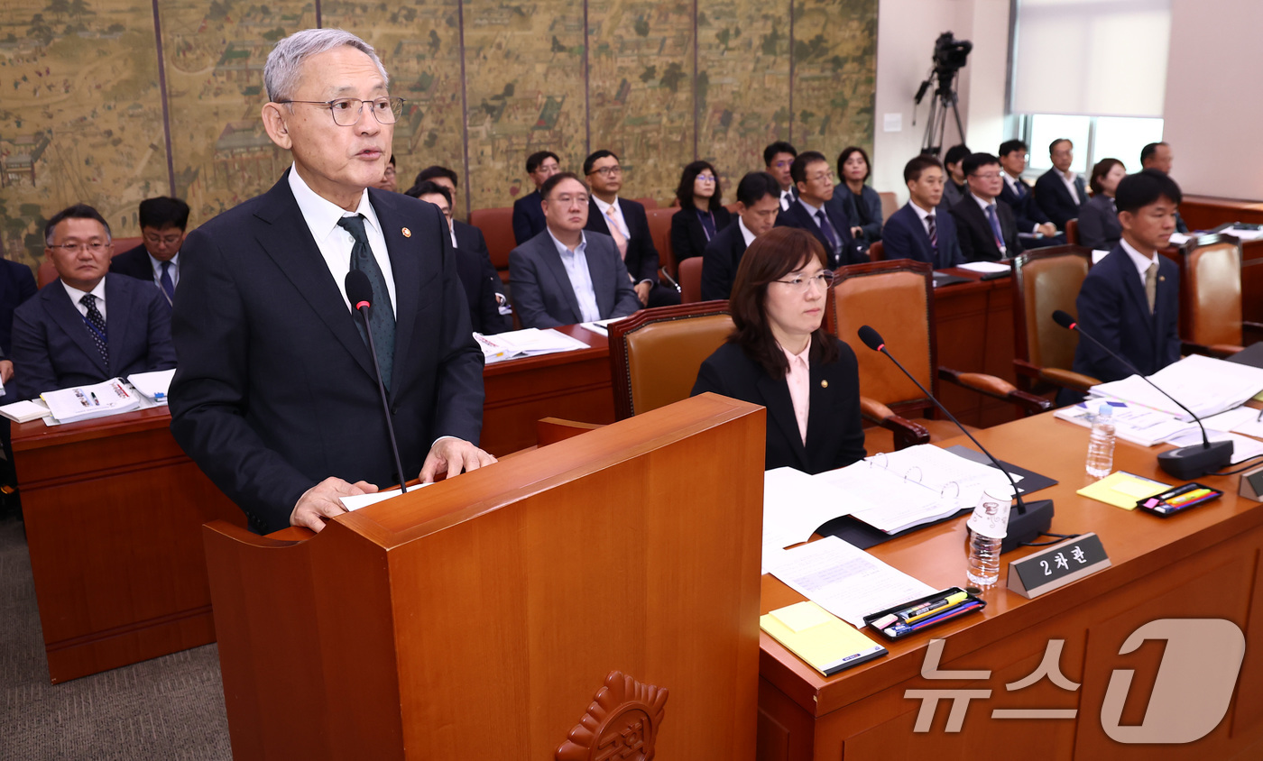 (서울=뉴스1) 김민지 기자 = 유인촌 문화체육관광부 장관이 7일 오전 서울 여의도 국회 문화체육관광위원회에서 열린 문화체육관광부에 대한 국정감사에 인사말을 하고 있다. 2024. …