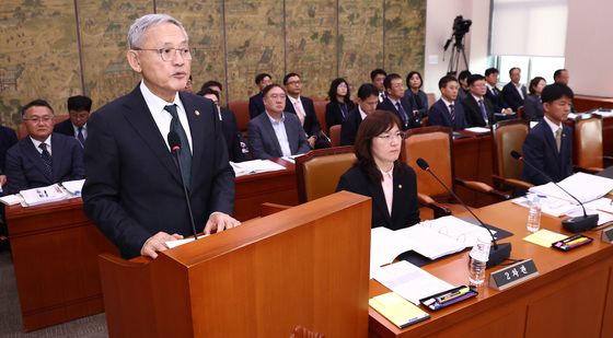 [국감]국정감사서 인사말 하는 유인촌 문체부 장관