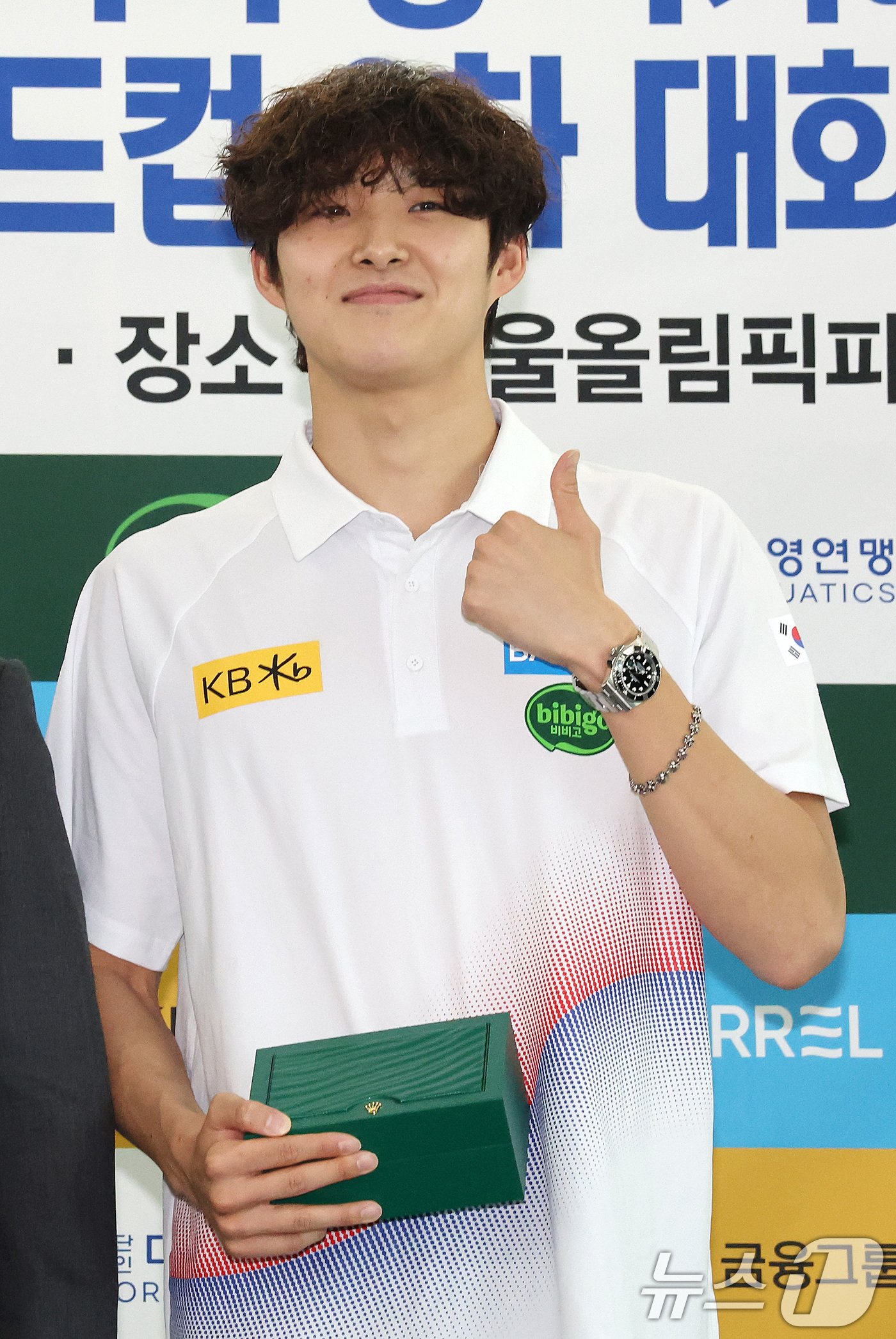 본문 이미지 - 파리올림픽 경영 남자 자유형 400m에 출전해 동메달을 수확한 김우민이 7일 오전 서울 송파구 올림픽파크텔에서 열린 2024 제33회 파리하계올림픽 수영 국가대표 포상식 겸 2024 아쿠아 경영 월드컵 2차 대회 출정식에서 명품 시계와 상금 1000만원을 포상받고 있다. 2024.10.7/뉴스1 ⓒ News1 이동해 기자