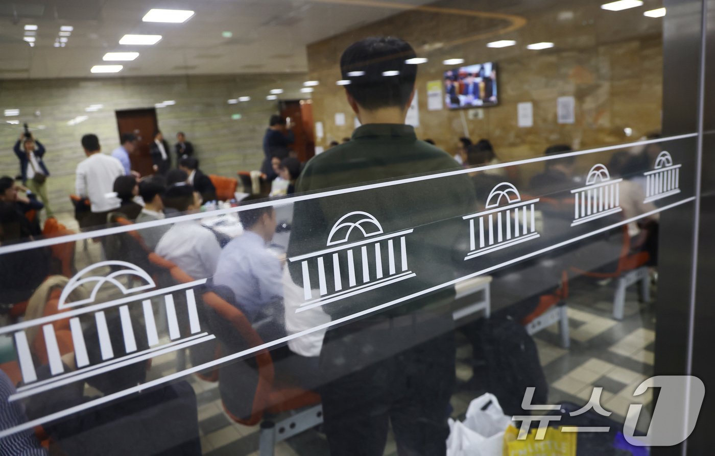 본문 이미지 - 제22대 국회 국정감사 첫날인 7일 오전 서울 여의도 국회에서 피감기관 공무원들이 답변 준비로 분주한 모습을 보이고 있다. 국감은 이날부터 다음 달 1일까지 17개 국회 상임위원회에서 진행되며, 대상 기관은 지난해보다 9곳 늘어난 802곳이다. 2024.10.7/뉴스1 ⓒ News1 김민지 기자