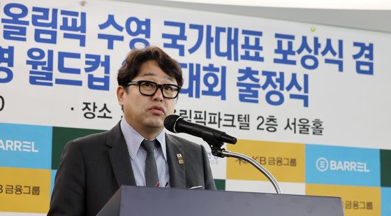 '인사말 하는 정창훈 대한수영연맹 회장'