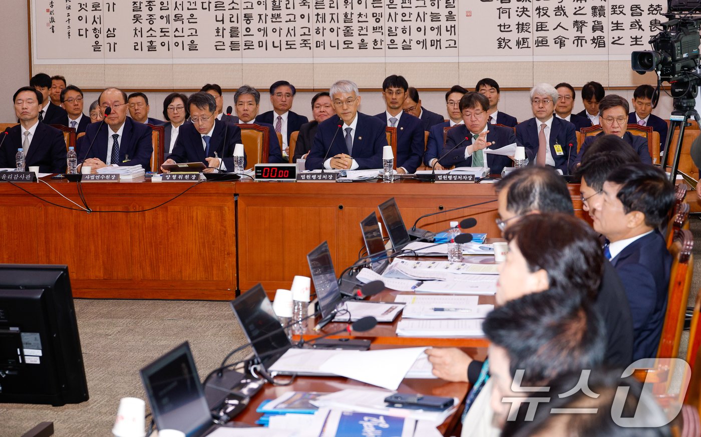 본문 이미지 - 천대엽 법원행정처장이 7일 오전 서울 여의도 국회 법제사법위원회에서 열린 대법원(법원행정처)·사법연수원 등에 대한 국정감사에서 의원 질의에 답하고 있다. 2024.10.7/뉴스1 ⓒ News1 안은나 기자