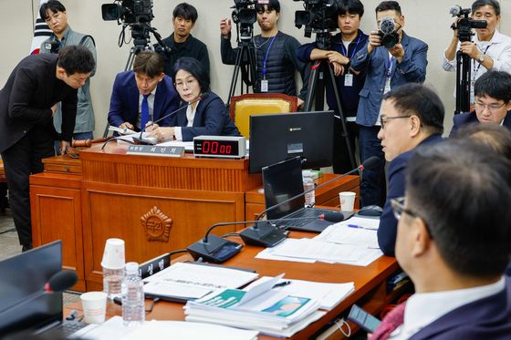 [국감현장] 여 "이재명 부인 김혜경 슬기로운 법카생활"…과방위 발칵