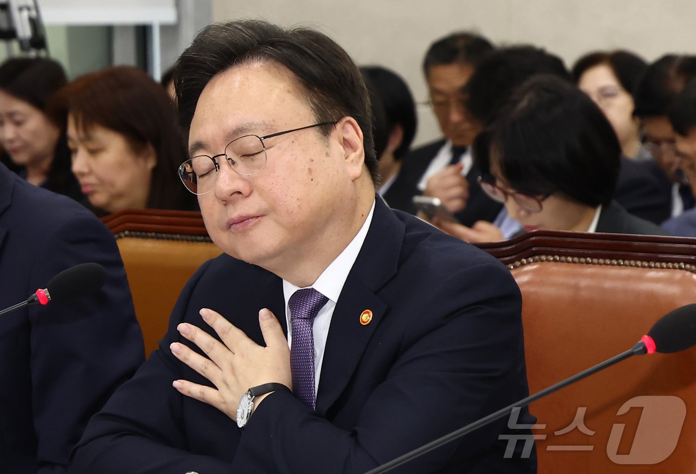 본문 이미지 - 조규홍 보건복지부 장관이 7일 오전 서울 여의도 국회 보건복지위원회에서 열린 보건복지부·질병관리청에 대한 국정감사에서 손바닥으로 가슴을 두드리고 있다. 2024.10.7/뉴스1 ⓒ News1 김민지 기자