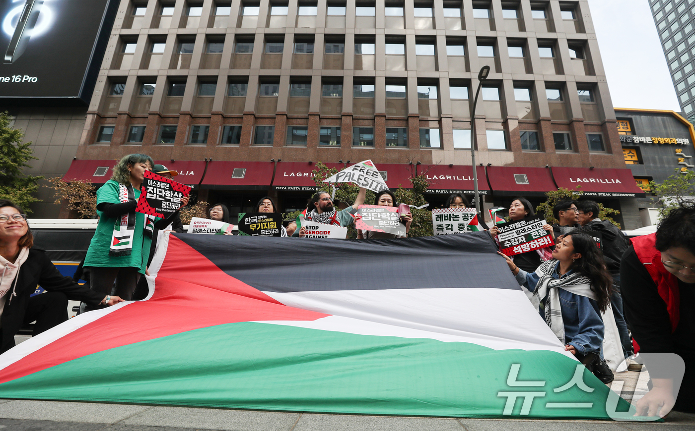 (서울=뉴스1) 이승배 기자 = 팔레스타인과 연대하는 한국 시민사회 긴급행동 구성원들이 7일 오전 서울 중구 이스라엘 대사관 앞에서 가자지구 집단학살 1년 이스라엘 규탄 기자회견을 …
