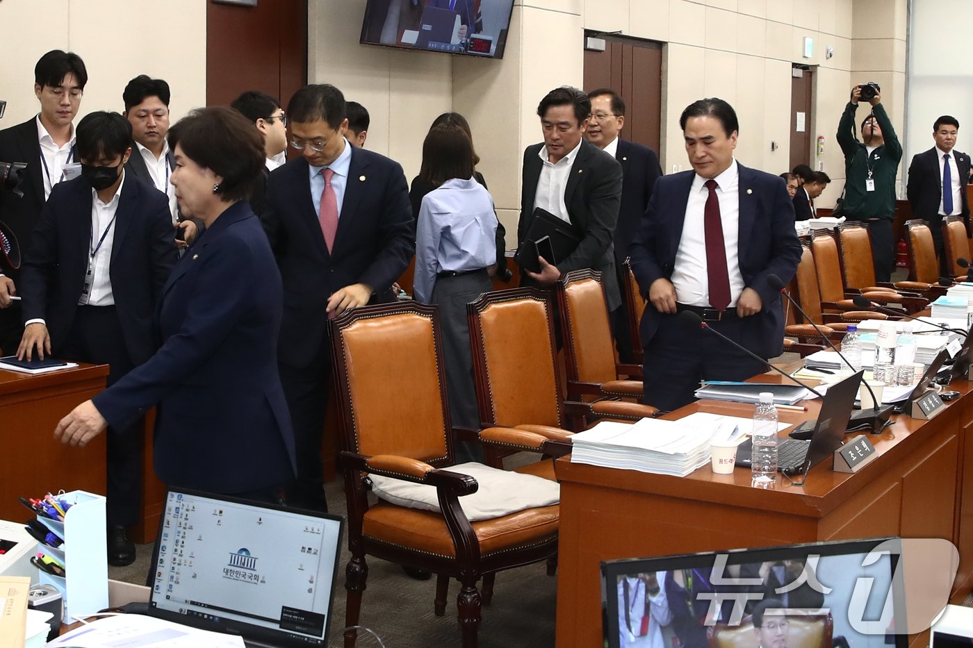 국회 행안위 소속 국민의힘 의원들이 7일 오전 서울 여의도 국회 행정안전위원회 전체회의장에서 열린 행정안전부 등에 대한 국정감사에서 신정훈 위원장이 불출석 사유서를 제출하지 않고 국감 출석을 회피한 &#39;대통령 관저 증축&#39;의혹 증인인 21그램 김태영, 이승만 대표에 대한 동행명령장을 발부하려하자 항의하며 국감장을 나가고 있다. 2024.10.7/뉴스1 ⓒ News1 이광호 기자