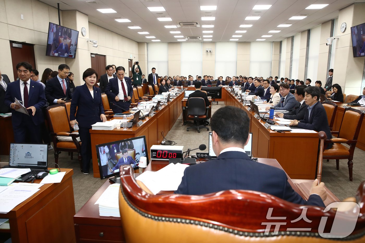 국회 행안위 소속 국민의힘 의원들이 7일 오전 서울 여의도 국회 행정안전위원회 전체회의장에서 열린 행정안전부 등에 대한 국정감사에서 신정훈 위원장이 불출석 사유서를 제출하지 않고 국감 출석을 회피한 &#39;대통령 관저 증축&#39;의혹 증인인 21그램 김태영, 이승만 대표에 대한 동행명령장을 발부하려하자 항의하며 국감장을 나가고 있다. 2024.10.7/뉴스1 ⓒ News1 이광호 기자