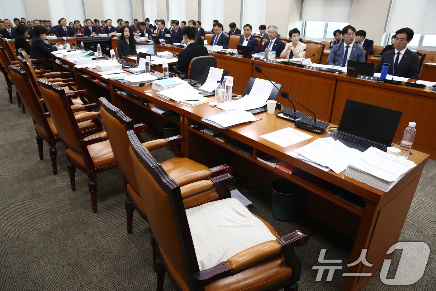 본문 이미지 - 국회 행안위 소속 국민의힘 의원들이 7일 오전 서울 여의도 국회 행정안전위원회 전체회의장에서 열린 행정안전부 등에 대한 국정감사에서 신정훈 위원장이 불출석 사유서를 제출하지 않고 국감 출석을 회피한 '대통령 관저 증축'의혹 증인인 21그램 김태영, 이승만 대표에 대한 동행명령장을 발부하자 항의하며 퇴장, 자리가 비어있다. 2024.10.7/뉴스1 ⓒ News1 이광호 기자