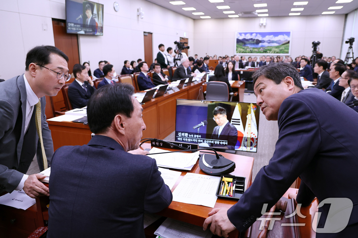 (서울=뉴스1) 구윤성 기자 = 국회 외교통일위원회 김석기 위원장(가운데)와 여야 간사인 김건, 김영배 의원이 7일 오전 서울 여의도 국회에서 열린 외교통일위원회회의 외교부 등에 …