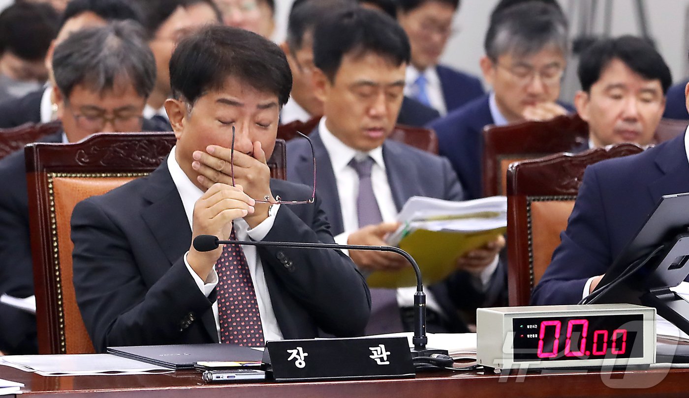 본문 이미지 - 박상우 국토교통부 장관이 7일 세종시 정부세종청사에서 열린 국토교통위원회 국정감사를 기다리며 피곤한 모습을 보이고 있다. 2024.10.7/뉴스1 ⓒ News1 김기남 기자