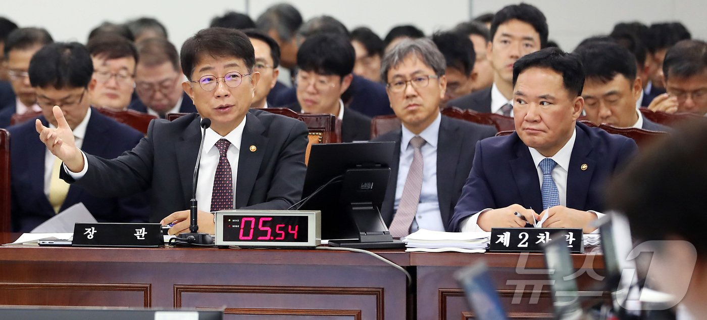 본문 이미지 - 박상우 국토교통부 장관이 세종시 정부세종청사에서 열린 국토교통위원회 국정감사에서 위원들의 질의에 적극적으로 답변하고 있다. 2024.10.7/뉴스1 ⓒ News1 김기남 기자