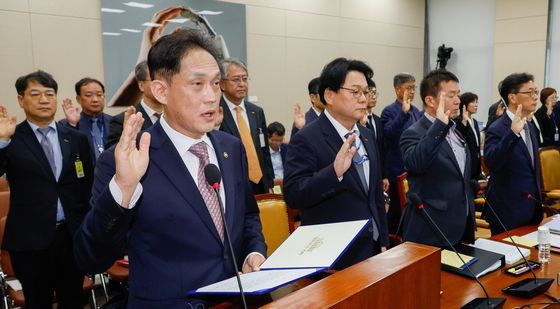 [국감]선서하는 김태규 직무대행