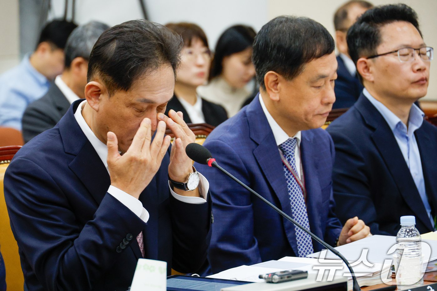 본문 이미지 - 김태규 방송통신위원회 위원장 직무대행이 7일 오전 서울 여의도 국회 과학기술정보방송통신위원회에서 열린 방송통신위원회·방송통신사무소·시청자미디어재단·한국방송광고진흥공사 국정감사에서 눈가를 매만지고 있다. 2024.10.7/뉴스1 ⓒ News1 안은나 기자