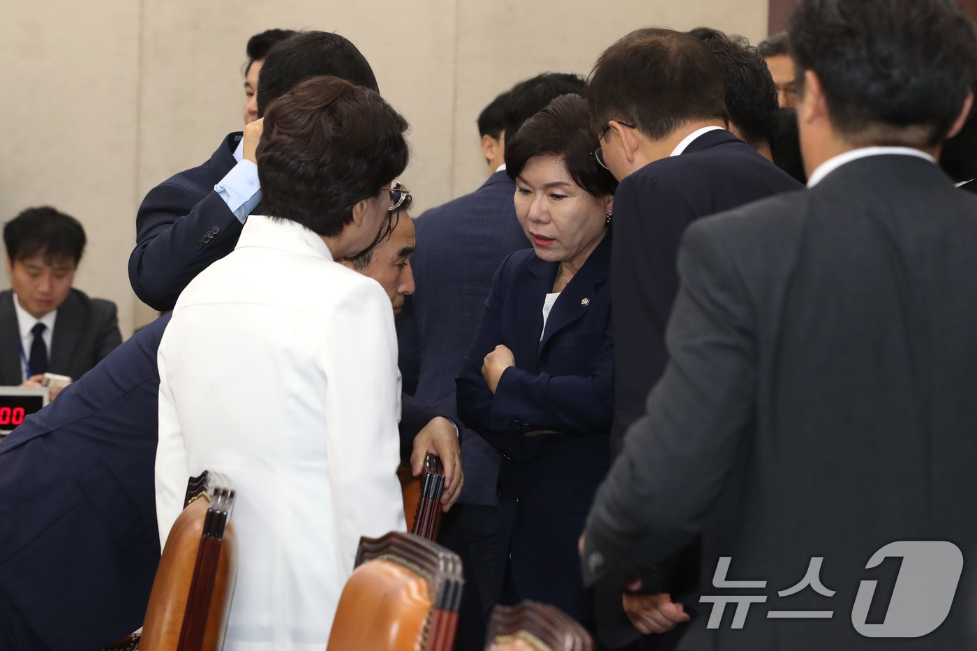 본문 이미지 - 국회 행안위 여당 간사인 조은희 국민의힘 의원이 7일 오전 서울 여의도 국회 행정안전위원회 전체회의장에서 열린 행정안전부 등에 대한 국정감사 시작에 앞서 의원들과 논의하고 있다. 2024.10.7/뉴스1 ⓒ News1 이광호 기자