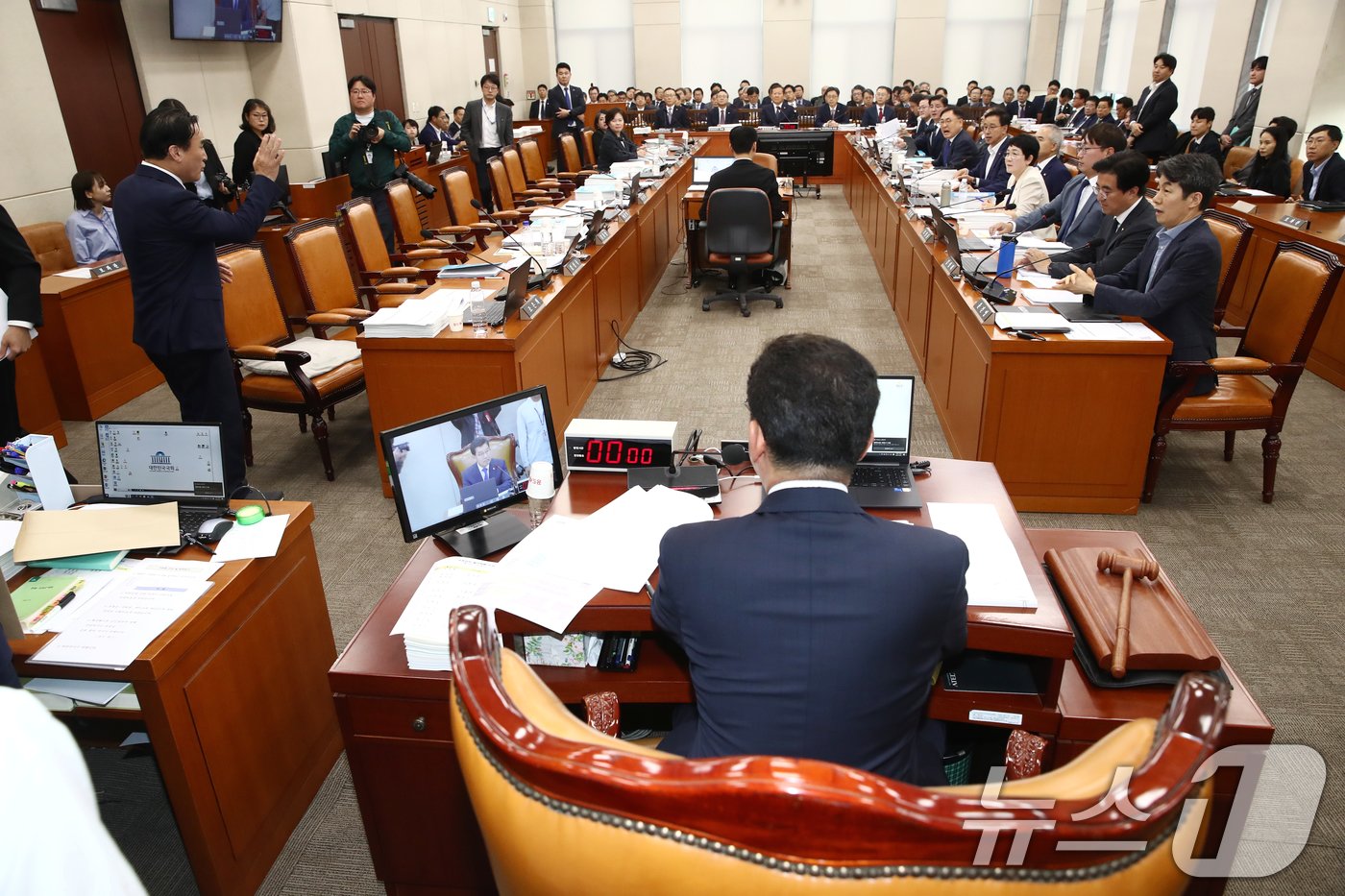 국회 행안위 소속 국민의힘 의원들이 7일 오전 서울 여의도 국회 행정안전위원회 전체회의장에서 열린 행정안전부 등에 대한 국정감사에서 신정훈 위원장이 불출석 사유서를 제출하지 않고 국감 출석을 회피한 &#39;대통령 관저 증축&#39;의혹 증인인 21그램 김태영, 이승만 대표에 대한 동행명령장을 발부하려하자 항의하며 국감장을 나가고 있다. 2024.10.7/뉴스1 ⓒ News1 이광호 기자