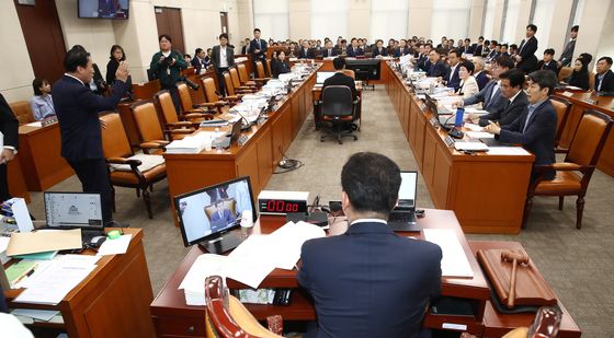 [국감]'동행명령장 발부에 항의하며'