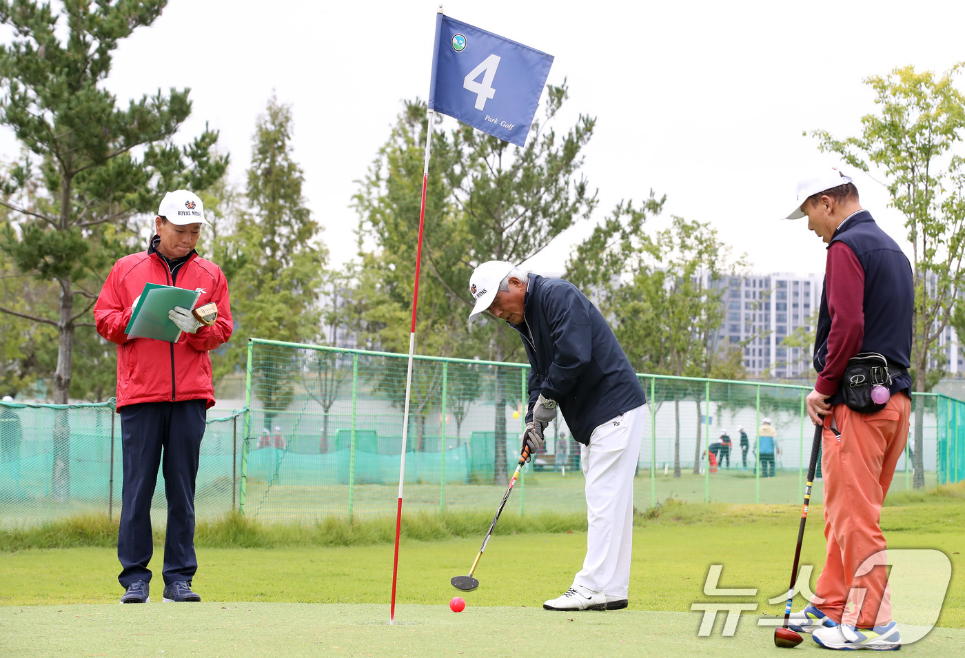 (대구=뉴스1) 공정식 기자 = 7일 오전 대구 수성구 고모동 팔현파크골프장에서 열린 '제3회 대한노인회 수성구지회장배 파크골프대회'에 출전한 어르신들이 실력을 겨루고 있다. 20 …