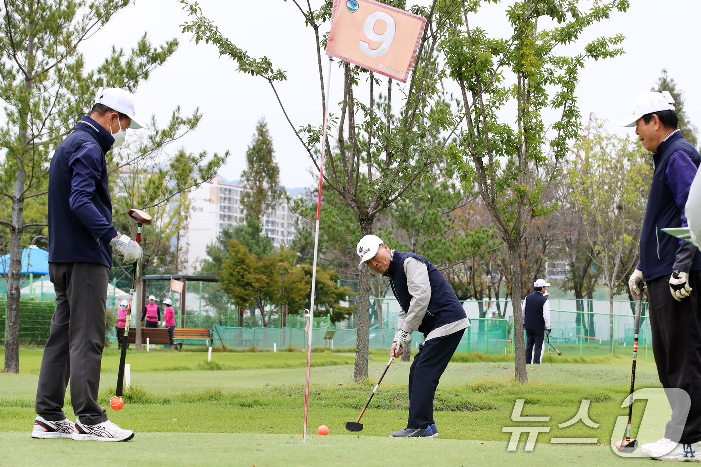 (대구=뉴스1) 공정식 기자 = 7일 오전 대구 수성구 고모동 팔현파크골프장에서 열린 '제3회 대한노인회 수성구지회장배 파크골프대회'에 출전한 어르신들이 실력을 겨루고 있다. 20 …