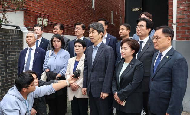 '관저 증축 의혹' 증인들 불출석…동행명령장 든 野 "지구 끝까지 추적"