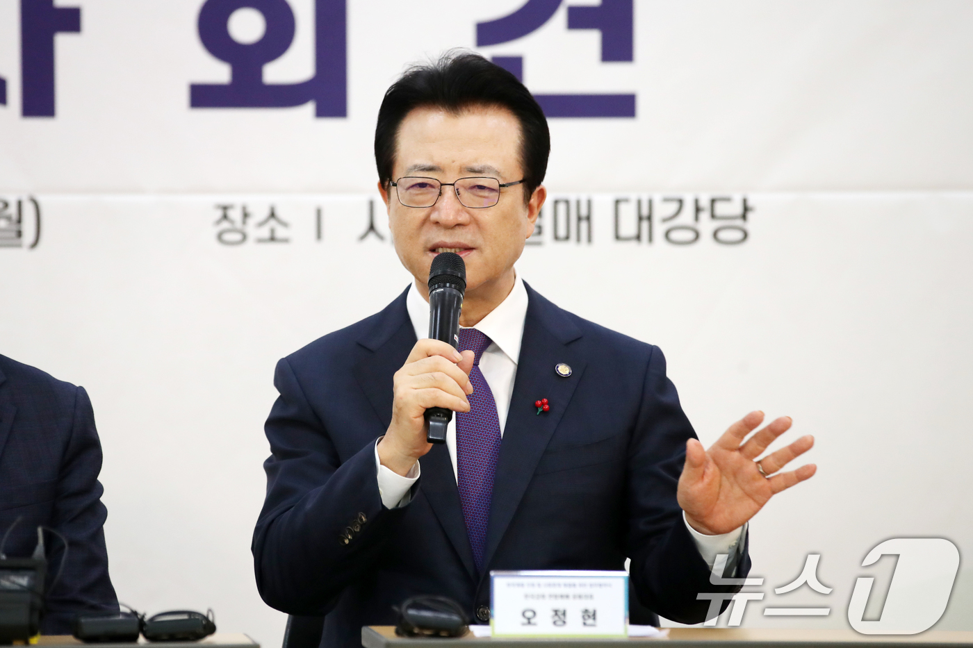 (서울=뉴스1) 이승배 기자 = 오정현 한국교회 연합예배 공동대표가 7일 오후 서울 중구 사랑의열매 회관에서 열린 취약계층 지원 및 사회문제 해결을 위한 업무협약식을 마치고 기자회 …