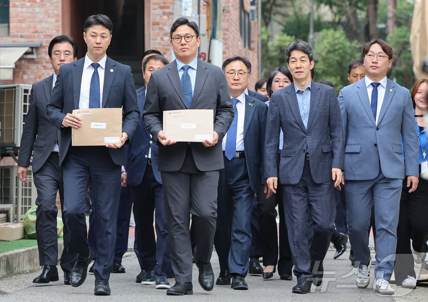 더불어민주당 윤건영 행정안전위원회 간사가 7일 서울 성동구 21그램 사무실 앞에서 대통령 관저 불법증축 및 구조공사와 관련한 국정감사 증인인 21그램 김태영, 이승만 대표에 대한 동행명령장 집행에 동참하고 있다. 2024.10.7/뉴스1 ⓒ News1 김도우 기자