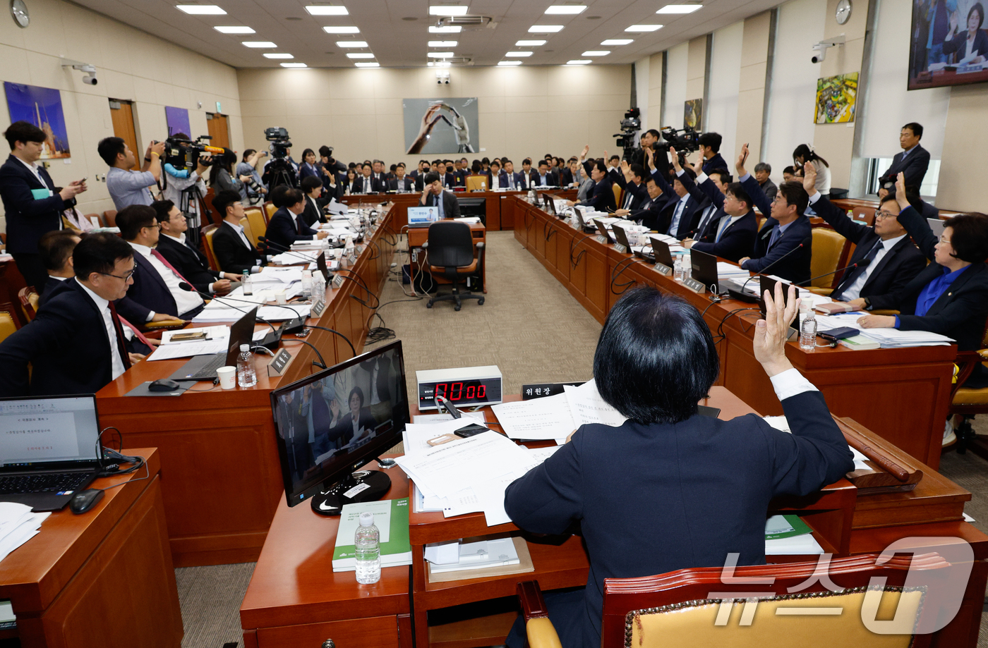 (서울=뉴스1) 안은나 기자 = 7일 오후 서울 여의도 국회 과학기술정보방송통신위원회에서 열린 방송통신위원회·방송통신사무소·시청자미디어재단·한국방송광고진흥공사 국정감사에서 최민희 …