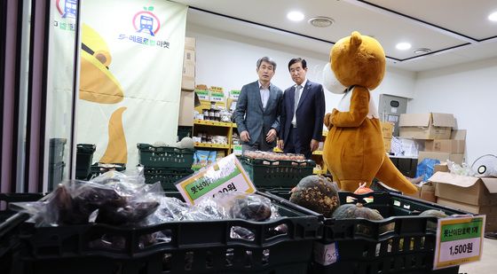 S-메트로컬 마켓 둘러보는 조길형 충주시장과 백호 서울교통공사 사장