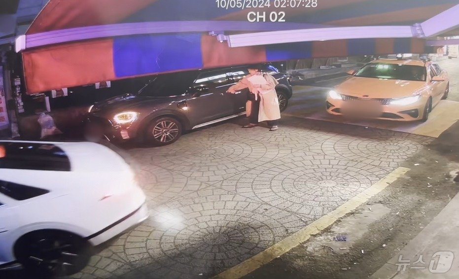 본문 이미지 - 문다혜 씨&#40;41&#41;가 지난 5일 새벽 2시쯤 다른 차량을 자신의 차로 착각해 운전석 문을 열려고 시도하고 있다. / 뉴스1 유수연 기자