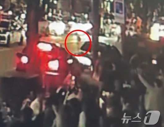 본문 이미지 - 문다혜 씨가 사고 후 차량을 길가에 주차한 후 운전석 문을 열고 나오는 모습 / 뉴스1 유수연 기자