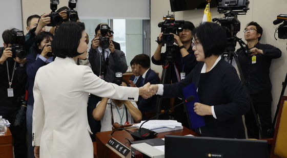 [국감]국회 과방위원장과 악수하는 이진숙 방통위원장