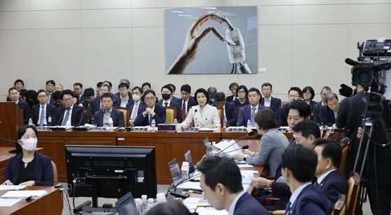 [국감]'직무정지' 이진숙 방통위원장, 국정감사 출석