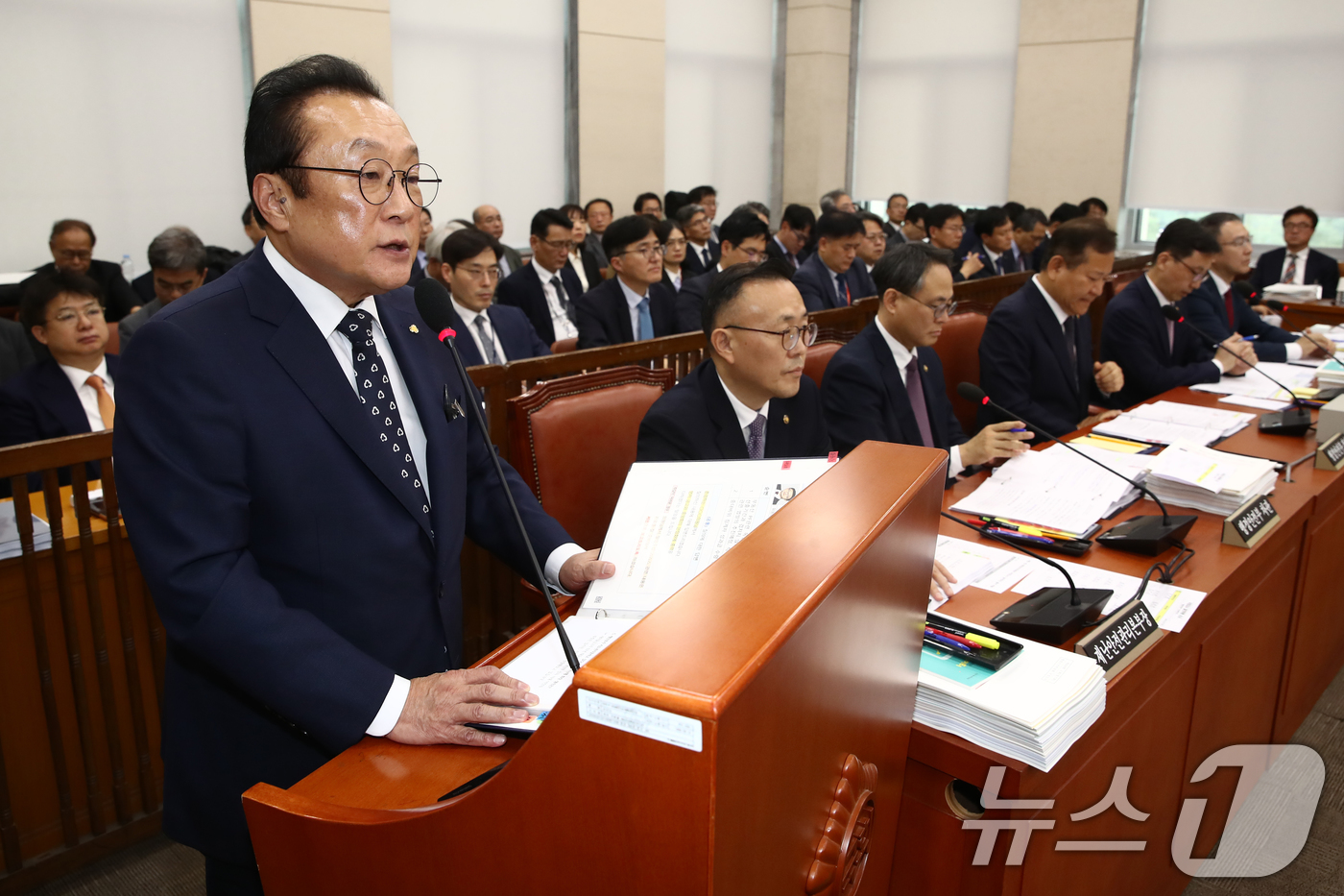 (서울=뉴스1) 이광호 기자 = 김인 새마을금고중앙회장이 7일 오후 서울 여의도 국회에서 열린 행정안전위원회의 행정안전부, 인사혁신처 등에 대한 국정감사에서 의원 질의에 답하고 있 …