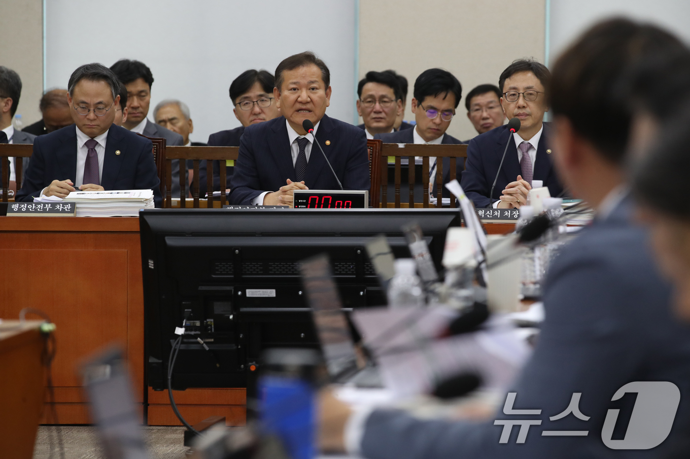 (서울=뉴스1) 이광호 기자 = 이상민 행정안전부장관이 7일 오후 서울 여의도 국회에서 열린 행정안전위원회의 행정안전부, 인사혁신처 등에 대한 국정감사에서 의원 질의에 답하고 있다 …