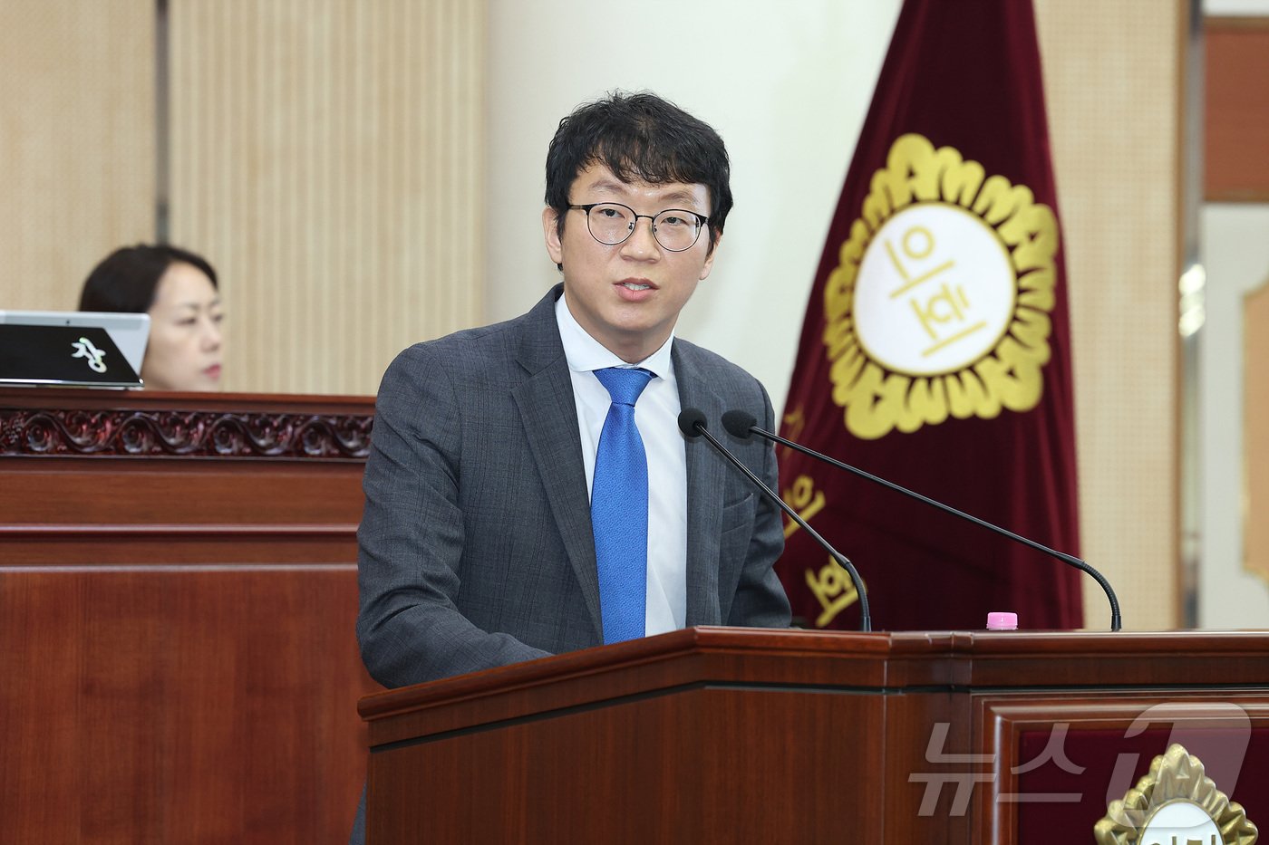 본문 이미지 - 4일 고양시의회 본회의장 5분 발언을 통해 산황산 골프장 증설 사업에 대한 문제점을 지적하고 있는 권용재 시의원. &#40;고양시의회 제공&#41;