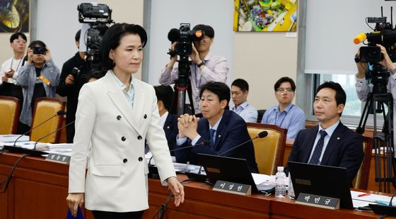 [국감]선서문 든 이진숙 위원장