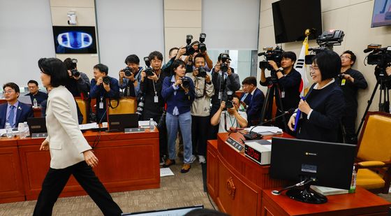 [국감]이진숙, 인사 없이 자리로