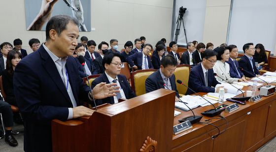 [국감]답변하는 최철호 이사장