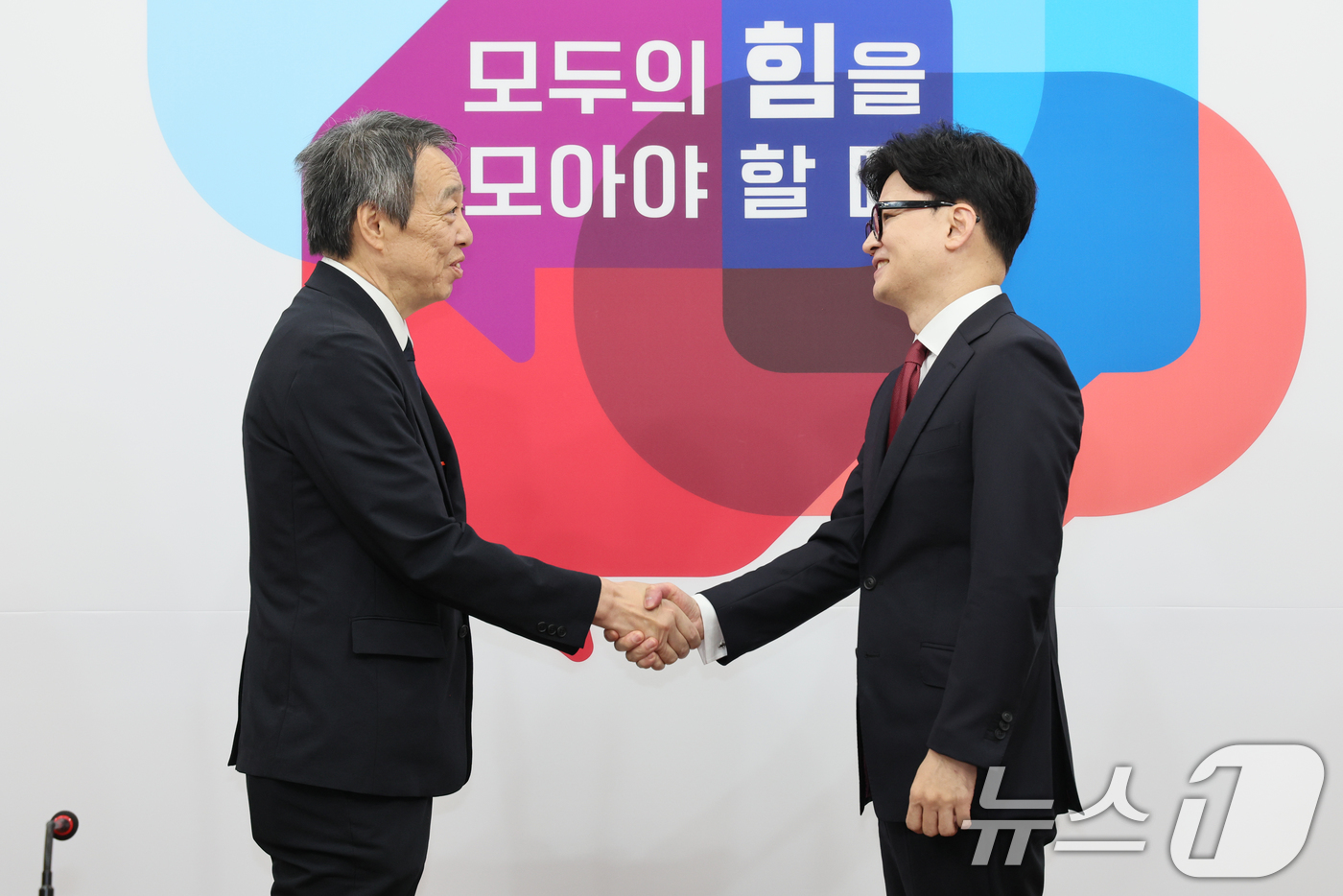 (서울=뉴스1) 이광호 기자 = 한동훈 국민의힘 대표가 7일 오전 서울 여의도 국회를 찾은 미즈시마 고이치 주한일본대사를 만나 악수하고 있다.(국민의힘 제공).2024.10.7/뉴 …