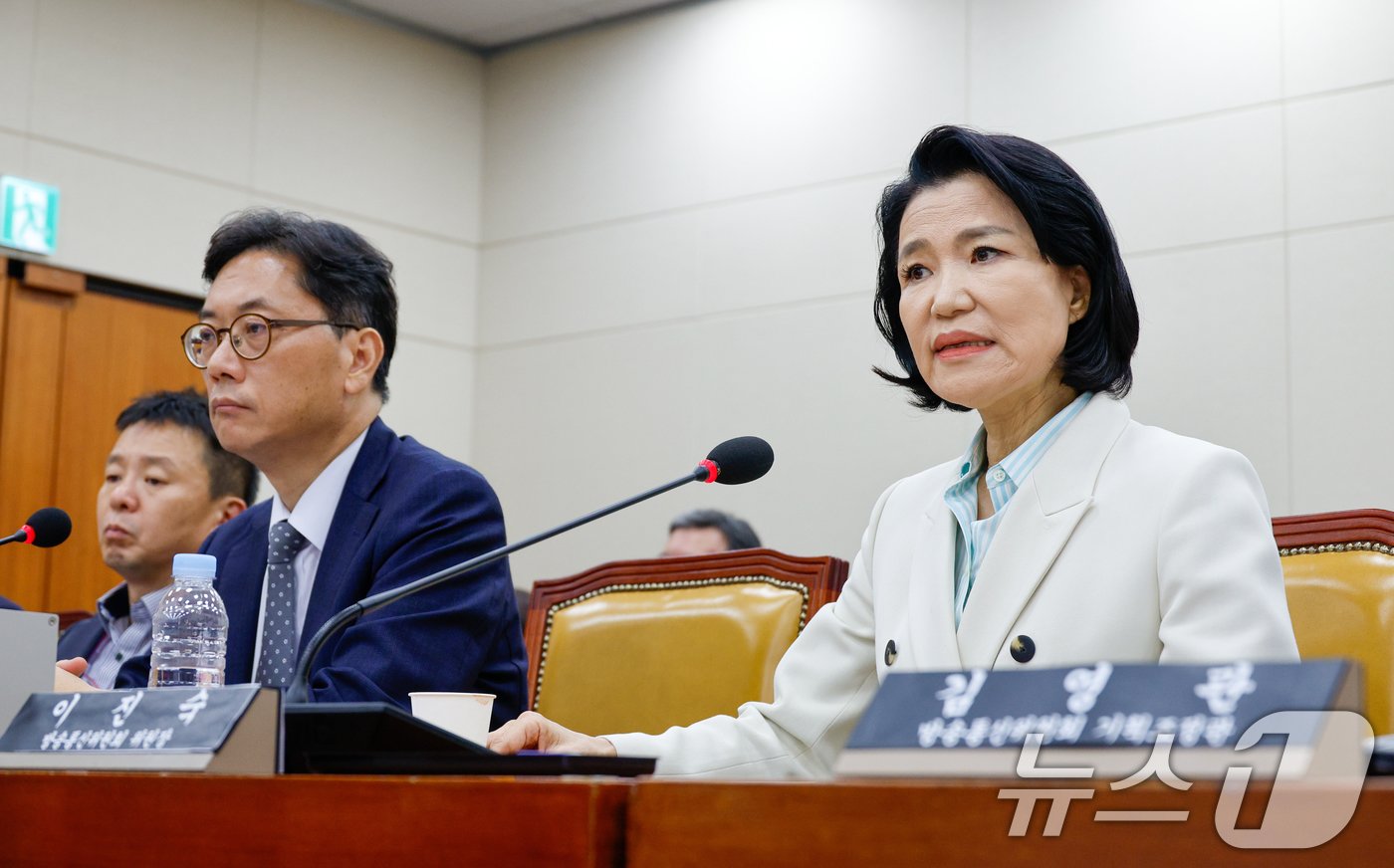 본문 이미지 - 이진숙 방송통신위원회 위원장이 7일 오후 서울 여의도 국회 과학기술정보방송통신위원회에서 열린 방송통신위원회·방송통신사무소·시청자미디어재단·한국방송광고진흥공사 국정감사에서 의원 질의에 답하고 있다. 2024.10.7/뉴스1 ⓒ News1 안은나 기자