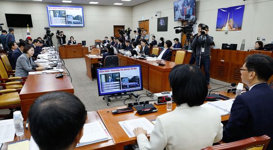 [국감]극우 발언 질의 화면보는 이진숙 위원장