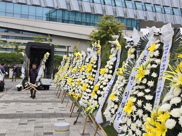 "시의원 자리서 물러나라" 세종시의회 앞 근조화환 26개 진열