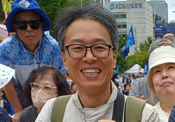 집회서 "윤석열·김건희 교도소 가자" 노래 부른 교사…무죄 확정