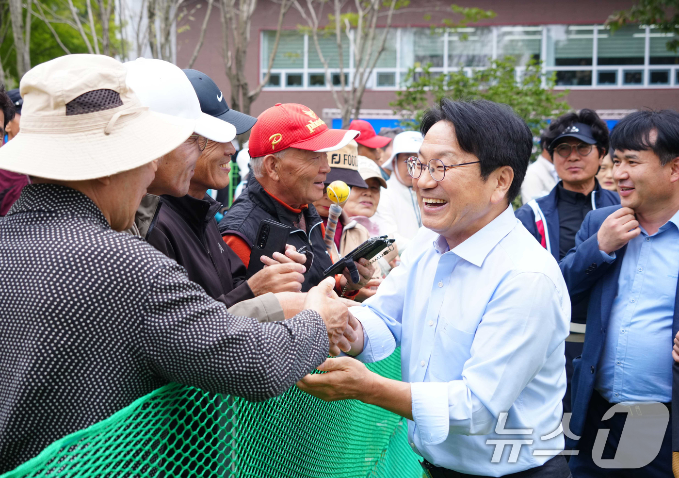 (광주=뉴스1) 박준배 기자 = 강기정 광주시장이 7일 오후 북구 첨단대상파크골프장 개장식에 참석해 동호인들과 인사를 나누고 있다.(광주시 제공)2024.10.7/뉴스1