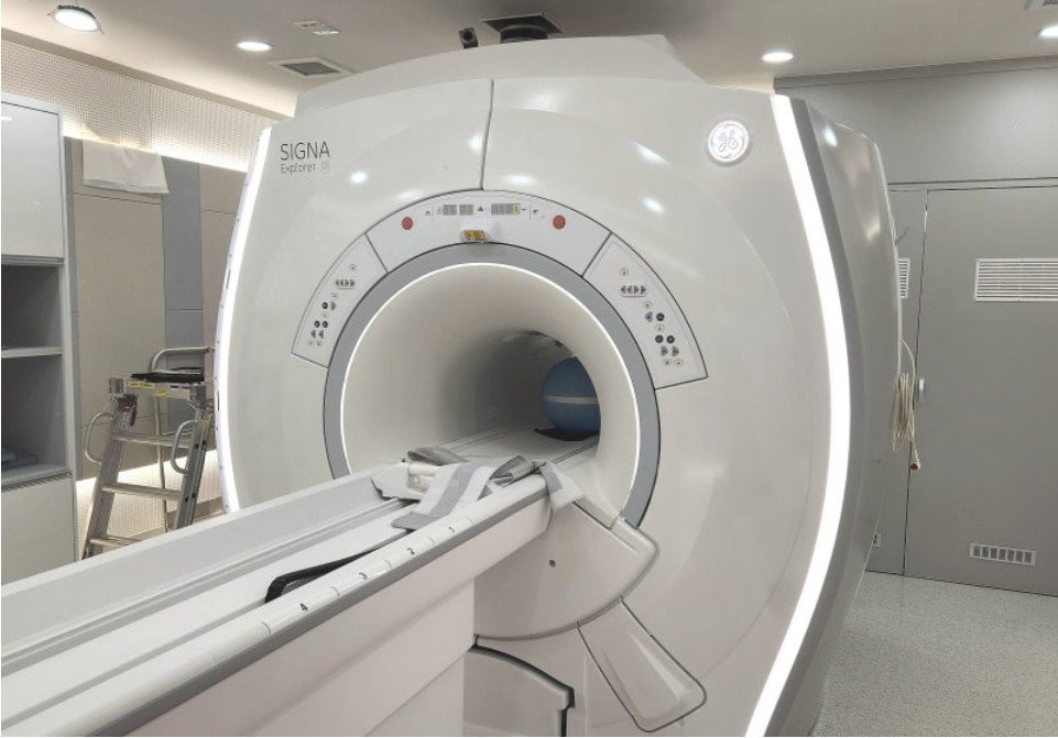 본문 이미지 - 인천스카이동물메디컬센터가 도입한 AI 기능이 탑재된 자기공명영상(MRI) 장비 '시그나 익스플로어(Signa Explorer)' (인천스카이동물메디컬센터 제공) ⓒ 뉴스1