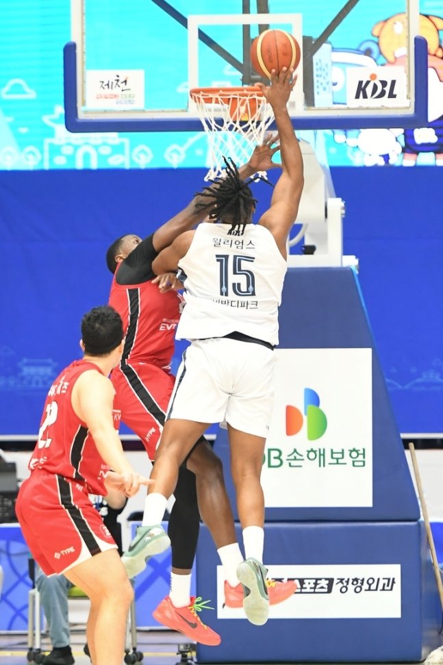  소노의 앨런 윌리엄스가 공격을 시도하고 있다. &#40;KBL 제공&#41;