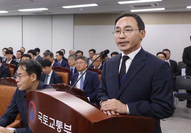 '대통령 관저 이전 의혹' 김오진 전 국토부 1차관 구속 심사 출석