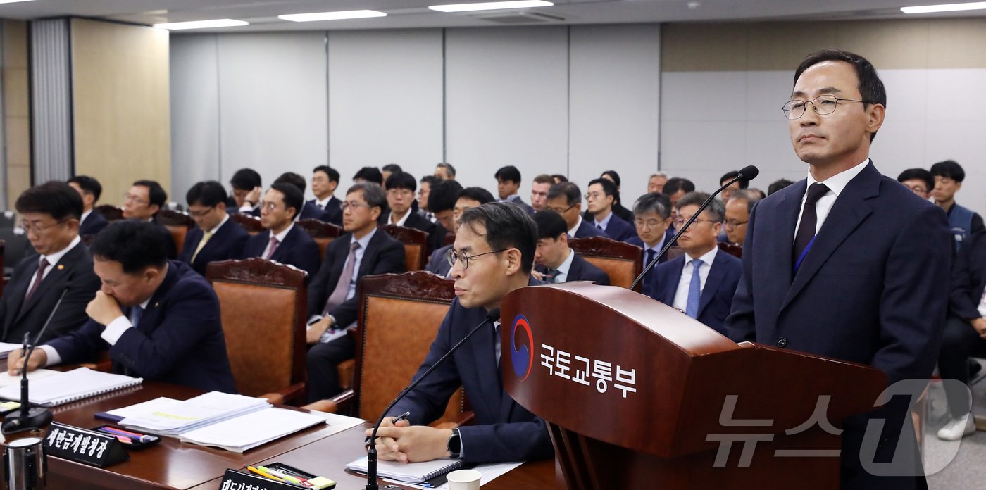본문 이미지 - 7일 세종시 정부세종청사에서 열린 국회 국토교통위원회 국정감사에서 일반증인으로 출석한 김오진 전 국토부 차관이 대통령 관저 불법 증축 질문에 답하고 있다.2024.10.7/뉴스1 ⓒ News1 김기남 기자