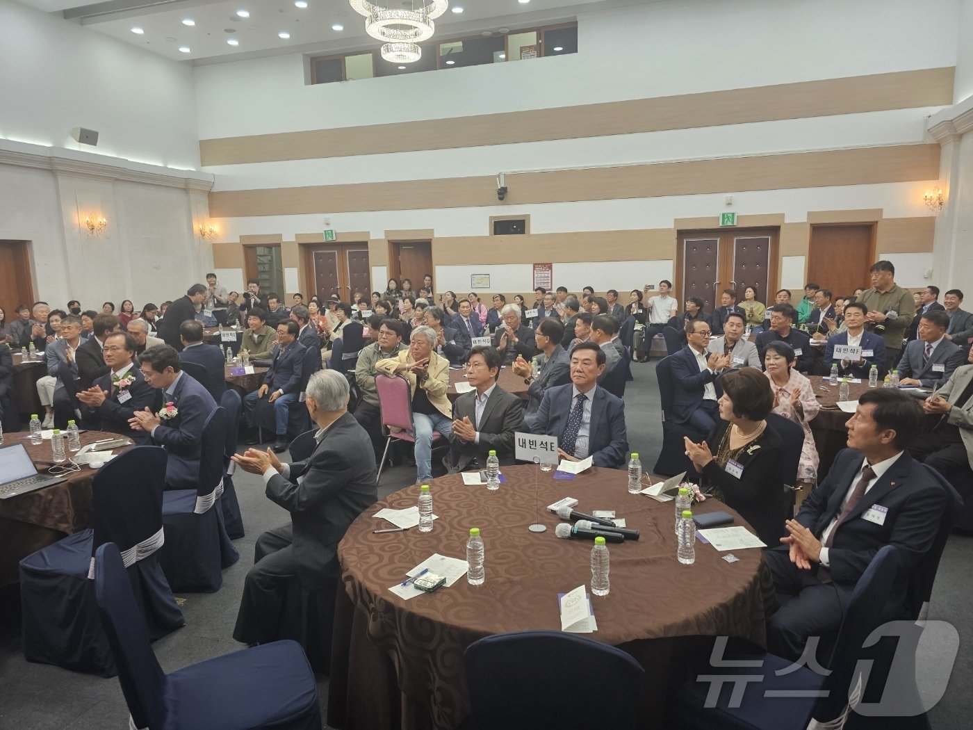 본문 이미지 - 용인시청 컨벤션홀에서 7일 열린 용인YMCA 이사장 이·취임식에 참석한 내외빈들 모습. ⓒ News1 김평석 기자