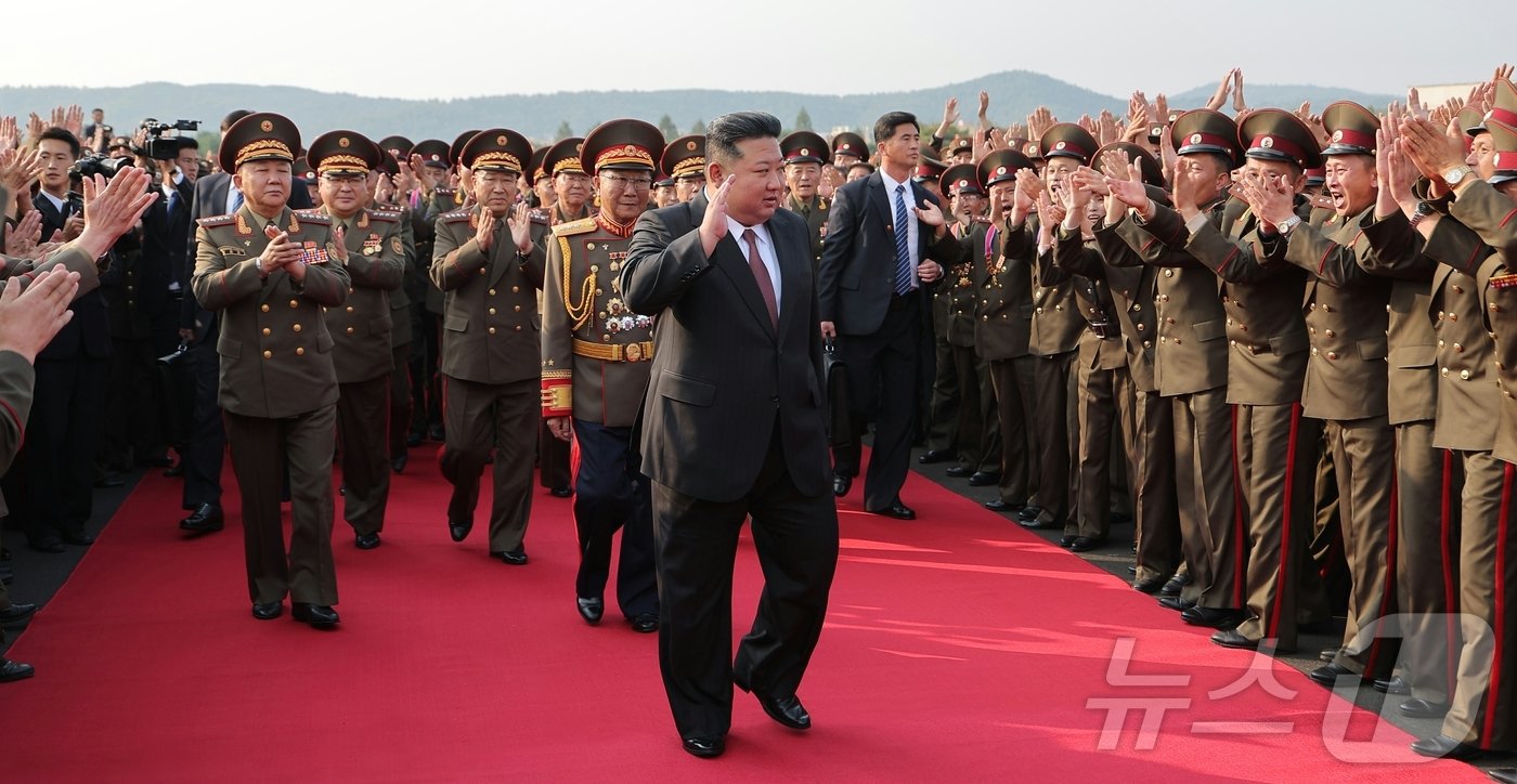 본문 이미지 - (평양 노동신문=뉴스1) = 북한 노동당 기관지 노동신문은 8일 김정은 노동당 총비서가 "10월 7일 주체적 국방과학기술 인재 양성의 최고전당인 김정은국방종합대학을 방문하고 창립 60주년을 맞는 교직원, 학생들을 축하 격려했다"라고 보도했다. 이곳은 과거 '국방종합대학'으로 개교했으나 지난 2016년 개명된 것으로 알려졌다. [국내에서만 사용가능. 재배포 금지. DB 금지. For Use Only in the Republic of Korea. Redistribution Prohibited] rodongphoto@news1.kr